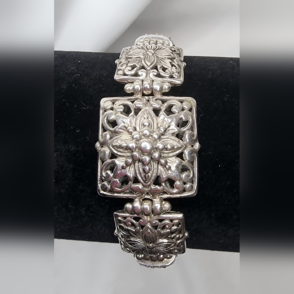 Sarda sterling silver floral panel toggle bracelet. 
